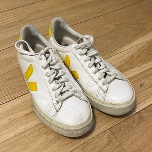 Veja campo sneakers with yellow details, size 7